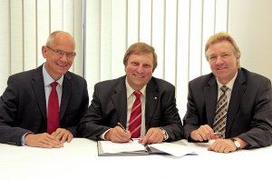 Johann Weber (middle), President of Zollner Elektronik AG, signs the contract together with Dr. Dirk Stenkamp (left), Member of the Board at Carl Zeiss SMT, and Peter Schlindwein, Director of Supply Chain Management at Carl Zeiss SMT.