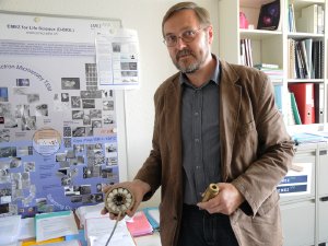 Roger Wepf holds one of the lens corrector�s elements. (Photo: Simone Ulmer/ETH Zurich) 