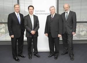 The winners of the Carl Zeiss Research Award: Professor Ignacio Cirac (2nd from left) and Professor Rainer Blatt (2nd from right). Professor Gerd Leuchs (right) emphasized the �excellent and extraordinary� work of the two scientists during his speech. President and CEO of Carl Zeiss AG, Dr. Dieter Kurz (left) presented the certificates. [Photo: Carl Zeiss]