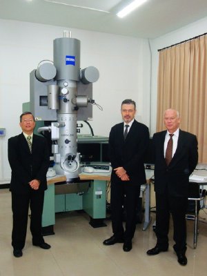 The LIBRA 200 TEM is taking centre stage in the Electron microscopy Collaboration Centre of the University of Chongqing. 
From left to right: Tan Soon Tien, Manfred Hanke and Guido Bauhammer (Carl Zeiss SMT).