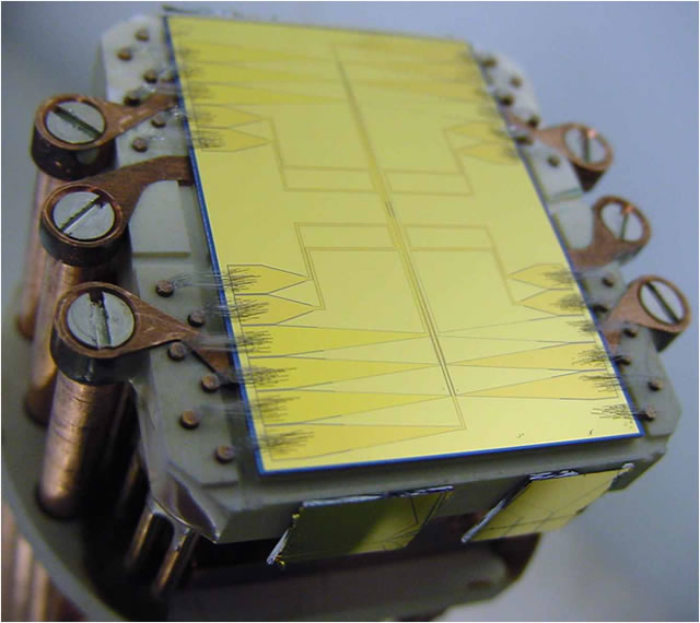 An AtomChip for neutral atoms with which a previously unknown phenomenon in electron transport was observed