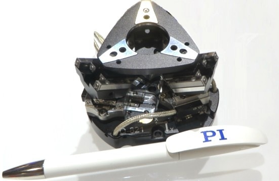 Q-821 6-axis miniature parallel positioner based on Q-521 linear stages compared to ballpen. • 80x80x48 mm³ • 1 nm sensor resolution