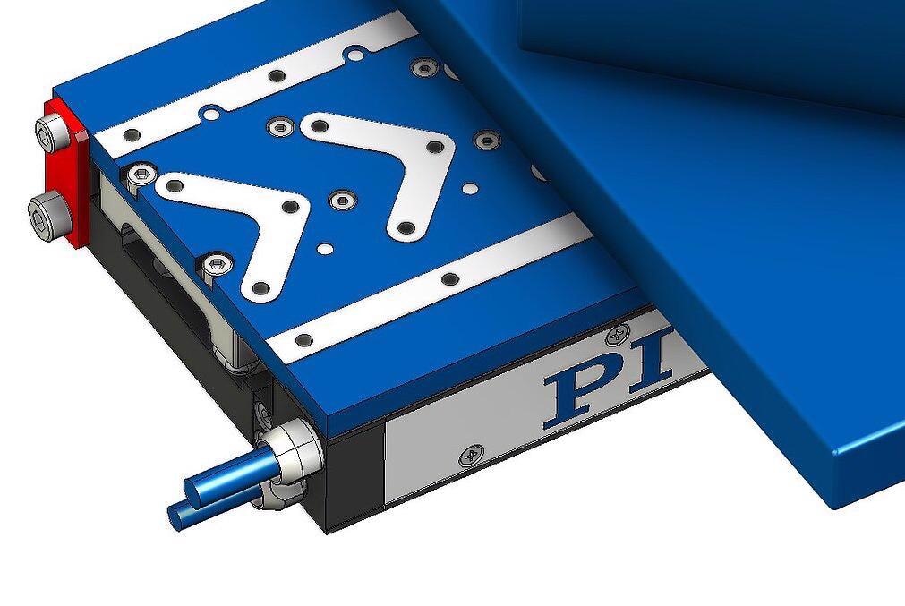 The static cable exit does not interfer with the optical setup. The red part on the left is the transport lock.
