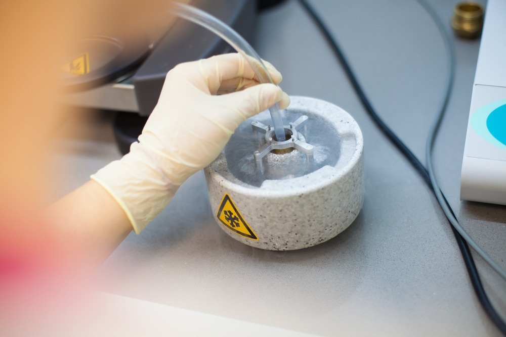 Scientist preparing samples for Cryo electron microscopy in liquid ethan under liquid nitrogen temperature.