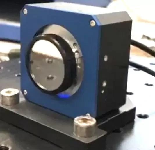 Compact, integrated voice-coil-driven 2-axis fast steering mirror module with single moving mirror platform