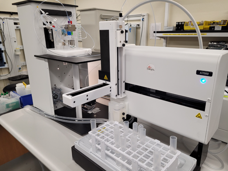 AccuSizer APS system (left) and autosampler (right) seen in use in a working lab.
