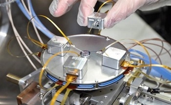 Piezo-Based Robots for Sample Manipulation in Optical and Electron Microscopy
