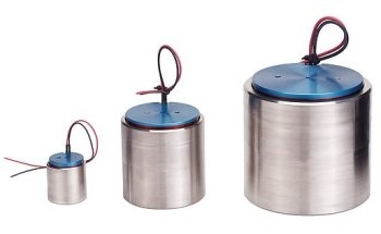 Combining High Force, Nanometer Precision, and High Dynamics with Hybrid Actuators