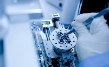 Enhancing Graphene Research with Tabletop SEM and Raman Spectroscopy