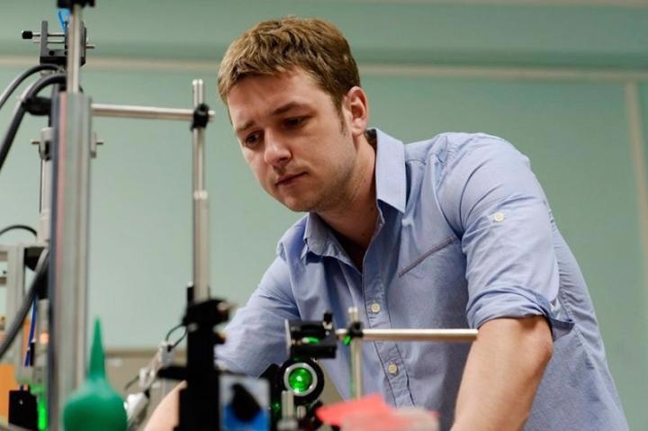 Alexander Kuchmizhak, a senior researcher at the Institute of Automation and Control Processes (FEB RAS), at FEFU lab.