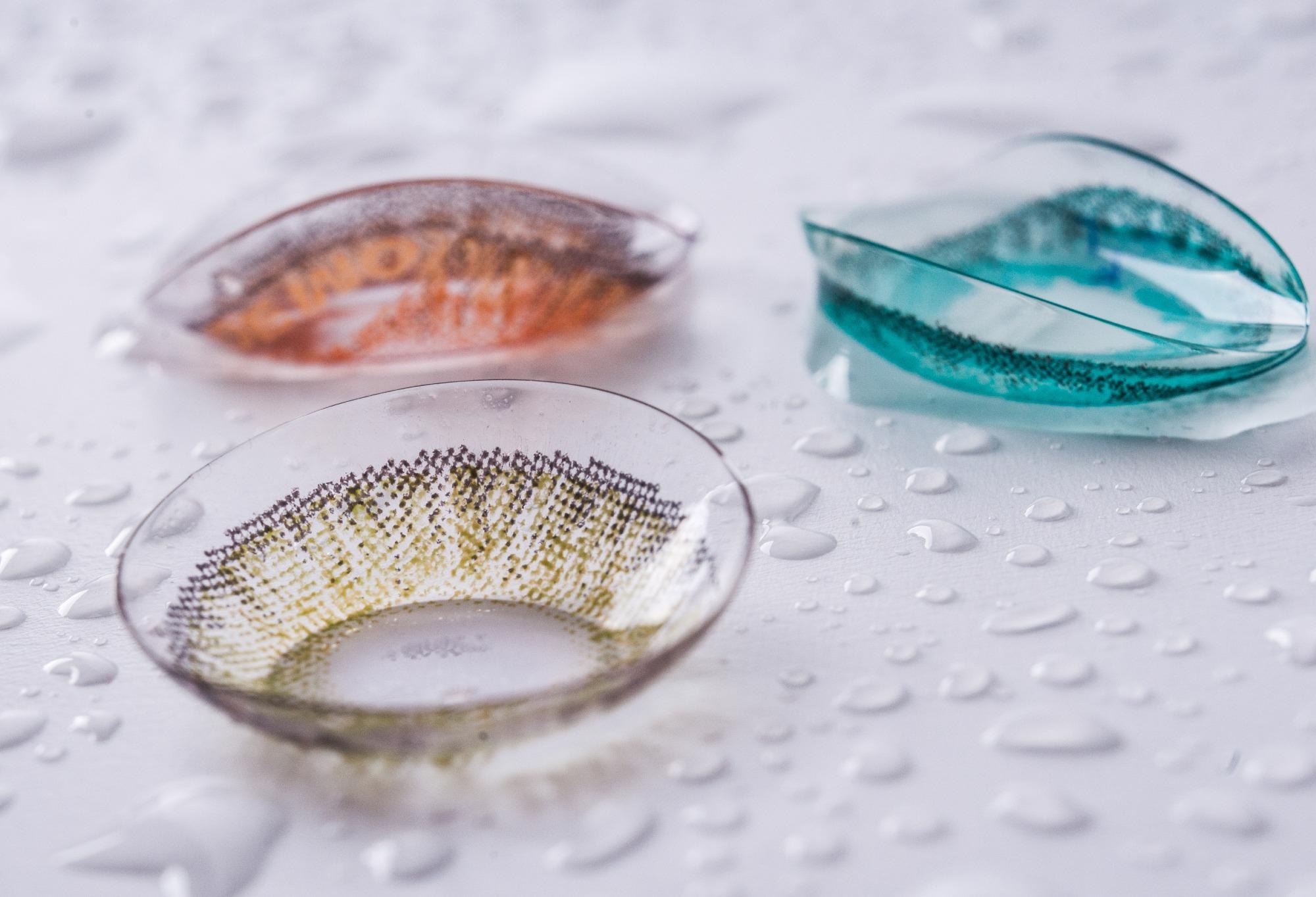 Study: Gold nanoparticles-loaded contact lenses for laser protection and meibomian gland dysfunction (MGD) dry eye treatment. Image Credit: Audrius Merfeldas/Shutterstock.com