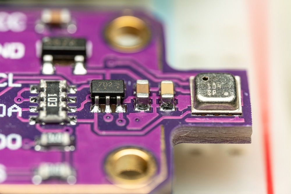Mid-Infrared On-Chip Silicon MEMS-enabled Spectroscopy System