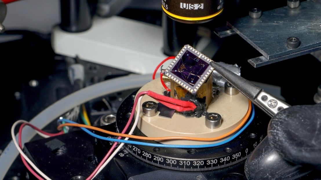 Graphene-Indium Selenide Device Effectively Cools Quantum Systems