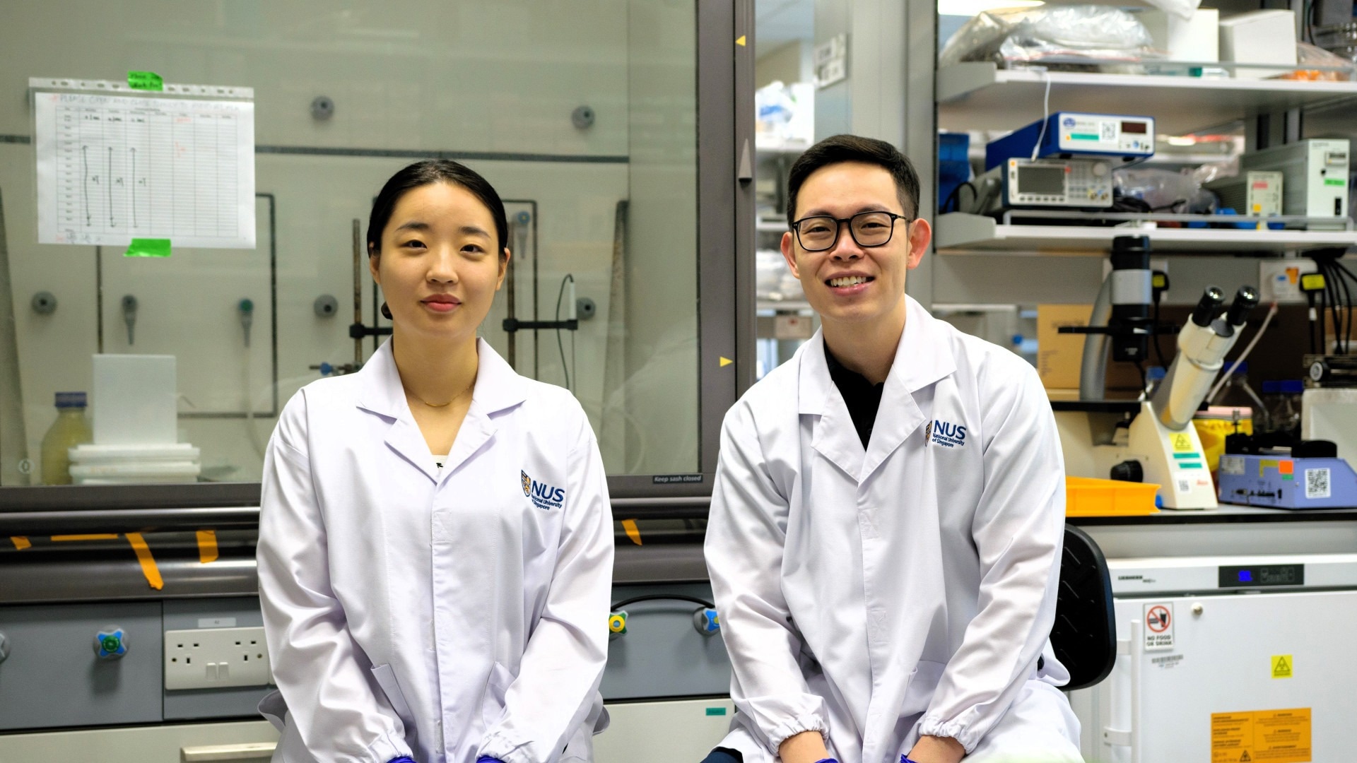 Asst Prof Andy Tay (right) and Ms Huang Xingyue (left) from NUS have developed a novel technique that tracks and optimizes gold nanoparticles
