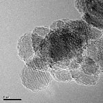 Nanodiamonds Display Valence Holes in Aqueous Solutions