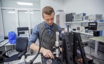 Precise Evaluation of Optical Consonants of Gold Thin Films