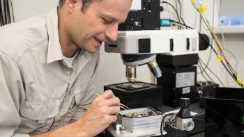 Researchers Produce and Monitor Unique Molecules Between Two Microscopically Small, Movable Gold Tips