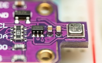 Mid-Infrared On-Chip Silicon MEMS-enabled Spectroscopy System