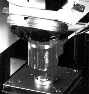 The new SFM mounted as a standard objective on the optical microscope of the instrument.